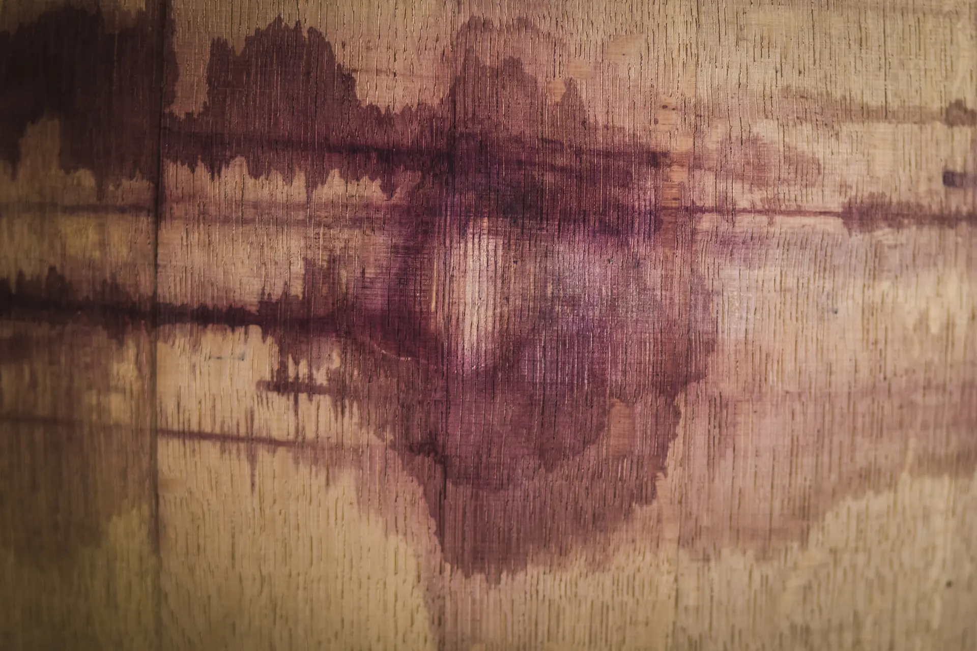 Huella de vino sobre la madera de una barrica